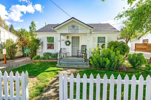 a white fence in front of a white house at C Street Cottages in Jacksonville