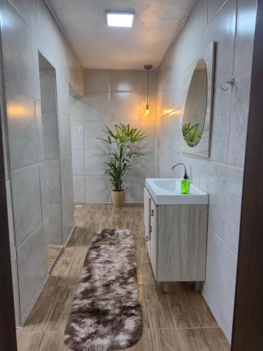 un bagno con lavandino e specchio di Hotel El-Shaday a Vila Nova do Sul