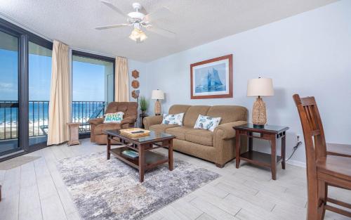 un soggiorno con un divano e un tavolo di Phoenix VI 6610 condo a Orange Beach