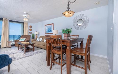 un soggiorno con tavolo da pranzo e sedie di Phoenix VI 6610 condo a Orange Beach