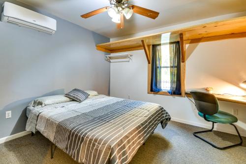 モーガントンにあるBlue Ridge Foothills Hideaway Near Lake Jamesのベッドと机と椅子のある寝室