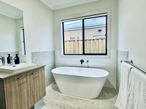 Ένα μπάνιο στο Spacious- 4-bedroom house near Airport