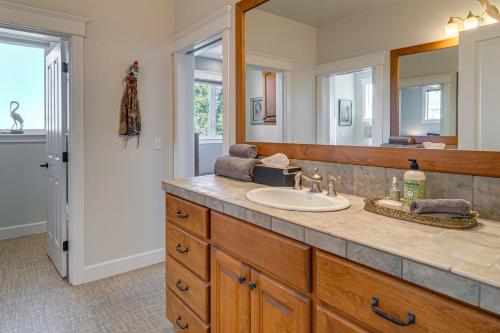 Fotografie z fotogalerie ubytování Private Pool and Mtn Views Stunning Ashland Home v destinaci Talent