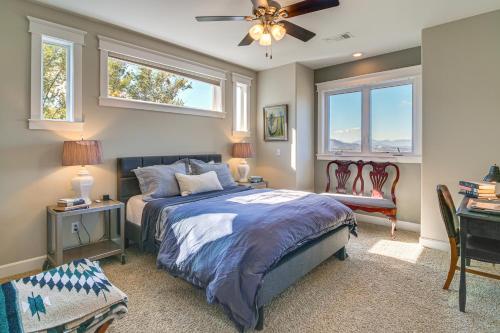 Postel nebo postele na pokoji v ubytování Private Pool and Mtn Views Stunning Ashland Home