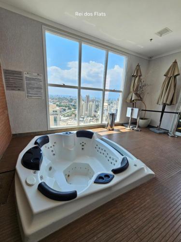 戈亚尼亚Metropolitan Barcelona By Rei dos Flats的带大窗户的房间里的浴缸