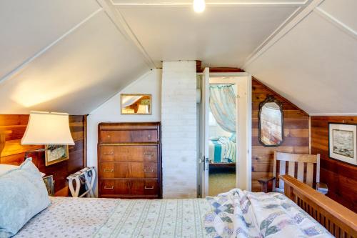 Ocean View with Hot Tub Miles Of Sandy Beach! Abalone Beach Cottage في San Marine: غرفة نوم علوية بها سرير ونافذة