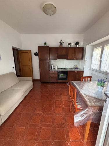 un soggiorno con un divano e un tavolo di Biddy's house a Ciampino