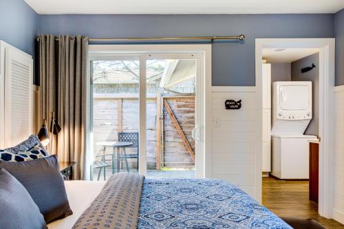 Ocean Front with Beautiful Views! The Beach House-Seal Rock في Bayshore: غرفة نوم بسرير وباب للباحة