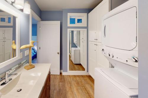 Ocean Front with Beautiful Views! The Beach House-Seal Rock في Bayshore: حمام مع حوض ومرآة