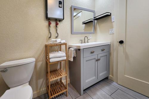 Ένα μπάνιο στο Oregon Coast Container Home, Dog Friendly! The Beach Box