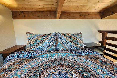 Ένα ή περισσότερα κρεβάτια σε δωμάτιο στο Oregon Coast Container Home, Dog Friendly! The Beach Box