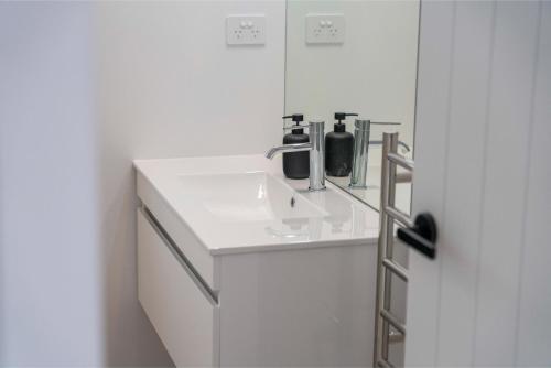 Köök või kööginurk majutusasutuses Wharewaka Vista - Taupo Holiday Home