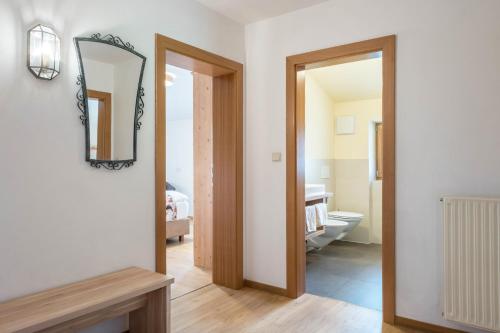 UmesにあるSchneewittchen Schlosshofのバスルーム(鏡付)、トイレが備わります。