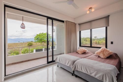 Ένα ή περισσότερα κρεβάτια σε δωμάτιο στο Marvelous 5 bedroom Villa Bliss in Cerritos, Pereira