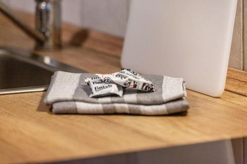 a pile of towels sitting on top of a counter at Urbanes Nest, ideal für Entdecker in Dinslaken