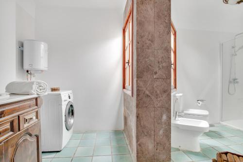 een badkamer met wasmachine en toilet bij Villa el Pescador in Yaiza