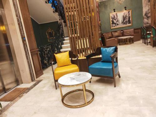 a room with three chairs and a table in a store at Amirale in Oran