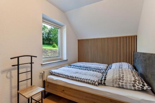 une chambre avec un lit et une fenêtre dans l'établissement Ferienhaus Am Brande, à Schmallenberg