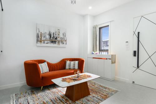 Χώρος καθιστικού στο 5BR Marsden Park Home Near Schofields Station