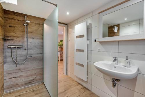 LeutersdorfにあるFerienwohnung Landlustの洗面台とシャワー付きのバスルーム