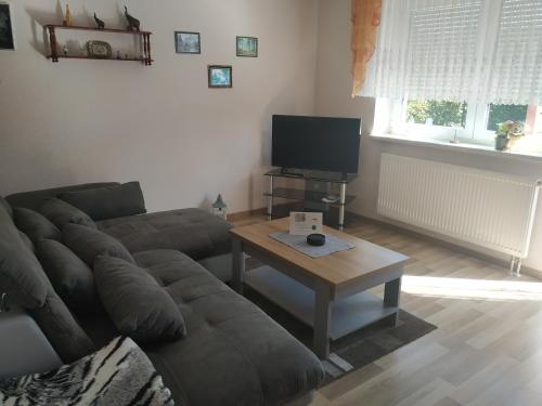 un salon avec un canapé et une table basse dans l'établissement Ferienwohnung Kijas, à Wismar