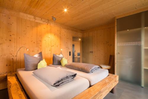 アウッゲンにあるFerienwohnungen Winzerhof Kellerの木製の壁の部屋にベッドが2つある