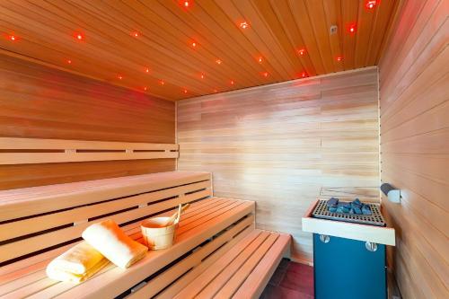un sauna avec un banc et un poêle à l'intérieur dans l'établissement Rhön Residence, à Dipperz