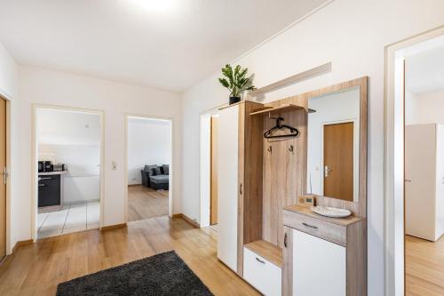 ブルーフケーベルにあるBruchköbel 1 auch für Monteureのリビングルーム(シンク、鏡付)