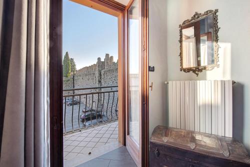 モニーガにあるAppartamento Piccolo Principeの市街の景色を望むバルコニーへの開放ドア