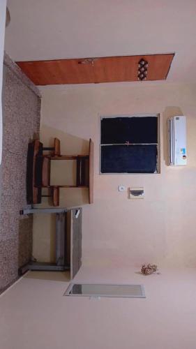 an empty room with a window and a shelf at Quarto de temporada in Belém