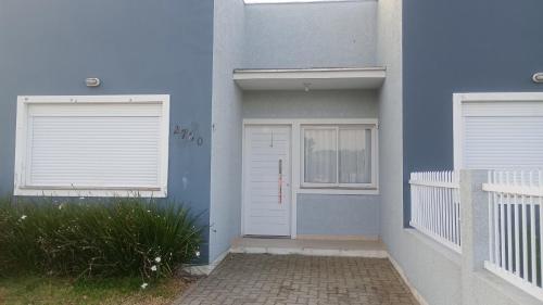 Short stay Osório في أوسوريو: مبنى بلو بأبواب بيضاء ونوافذ