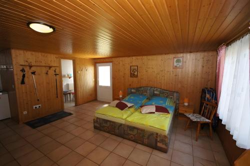 DreetzにあるZum Pferdestallの木製の天井が特徴のベッドルーム1室(ベッド1台付)