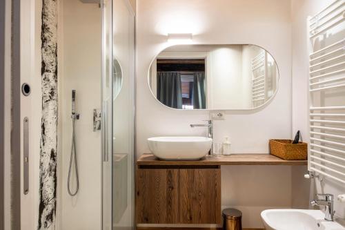 ボルツァーノにあるBoznerhütte - La Baita Bolzanoの洗面台と鏡のあるバスルーム