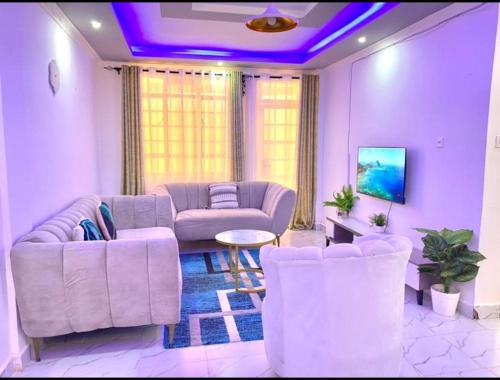 Uma área de estar em BuCci 's Cozy 1bedroom Apartment Nanyuki