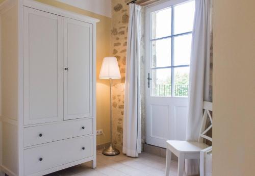 ein Schlafzimmer mit einer weißen Kommode und einem Fenster in der Unterkunft Billard in Colonzelle