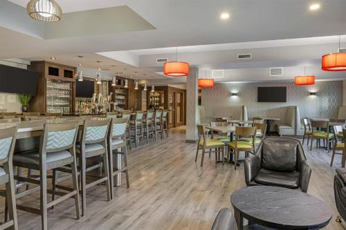 Posezení v ubytování Best Western Plus Dartmouth Hotel & Suites