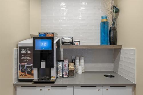 Příslušenství pro přípravu čaje a kávy v ubytování Best Western Plus Dartmouth Hotel & Suites