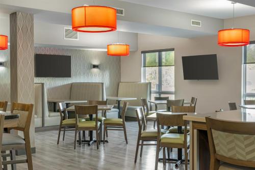 TV a/nebo společenská místnost v ubytování Best Western Plus Dartmouth Hotel & Suites