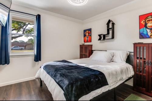 Un pat sau paturi într-o cameră la Papa's House The Ultimate DFW Family Retreat