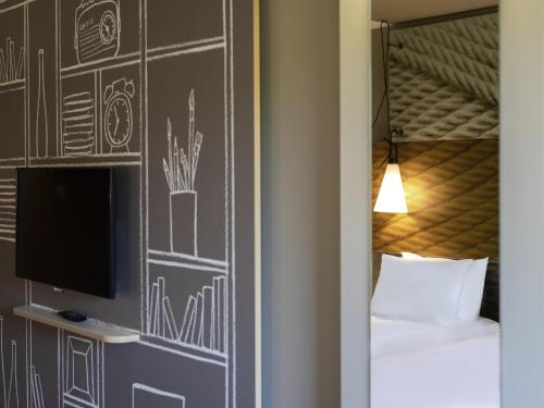 TV a/nebo společenská místnost v ubytování ibis Budapest Castle Hill