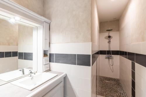 a bathroom with a sink and a mirror at Maison De Vacances Chêne in Auriac-du-Périgord