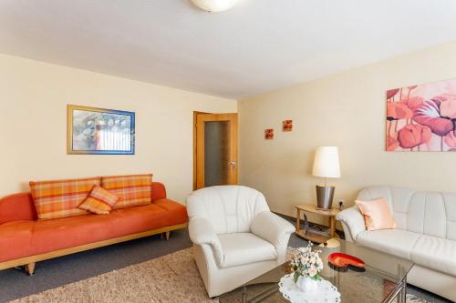 ein Wohnzimmer mit einer Couch und zwei Sesseln in der Unterkunft Riedel Fronz in Lennestadt