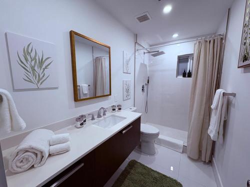 Ένα μπάνιο στο Guitar House Poker Lounge Steps from Hard Rock