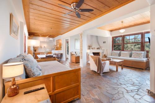 En eller flere senge i et værelse på Katouna 4-bdrms bright home