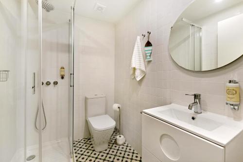 ein Badezimmer mit Toilette, Waschbecken und Dusche in der Unterkunft Casa de São Pedro Sintra in Sintra