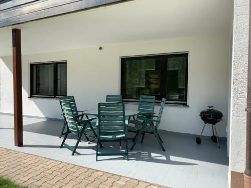 KonzellにあるFerienwohnung Ödbach mit Terrasseのパティオに座る椅子