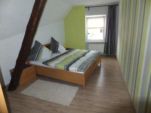 una camera con letto e finestra di Haus Margarete a Zell an der Mosel