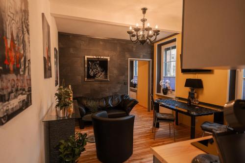 a living room with leather chairs and a table at Deutschherrenstraße in Trier