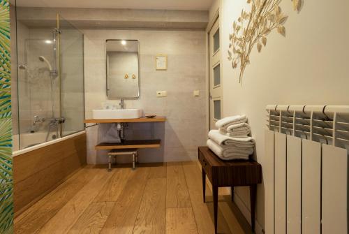 コンスエグラにあるHotel Rural La Vida de Antesの洗面台、シャワー、鏡を備えたバスルーム