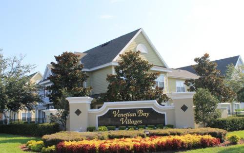 Ein Garten an der Unterkunft Luxury house in Disney